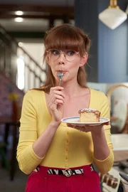 Mary probiert ihren Kuchen.