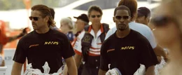"Sonny" Crockett (Colin Farrell, l.) und Ricardo Tubbs (Jamie Foxx, r.) sind ein eingespieltes Team und geh&ouml;ren zu den h&auml;rtesten Drogenfahndern der Polizei von Miami. Als ein FBI-Einsatz furchtbar schief l&auml;uft und eine hohe Anzahl an Opfern fordert, bittet die Bundespolizei um Amtshilfe ...