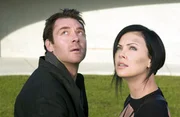 Eigentlich hatte sie den Auftrag, den Herrscher der Stadt Bregna, Trevor Goodchild (Marton Csokas, l.), zu t&ouml;ten, doch dann lernt Aeon Flux (Charlize Theron, r.) ihn von einer ganz neuen Seite kennen ...