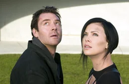 Eigentlich hatte sie den Auftrag, den Herrscher der Stadt Bregna, Trevor Goodchild (Marton Csokas, l.), zu t&ouml;ten, doch dann lernt Aeon Flux (Charlize Theron, r.) ihn von einer ganz neuen Seite kennen ...