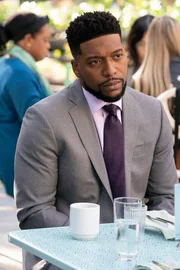 Dr. Floyd Reynolds (Jocko Sims) +++ Die Verwendung des sendungsbezogenen Materials ist nur mit dem Hinweis und Verlinkung auf RTL+ gestattet. +++