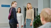 Versorgungsassistentin Vicky R&ouml;ver (Jessica Ginkel, 2. v. re.), Dr. Chris Wegner (Simon Schwarz, re.) und Dr. Harris (Kristin Alia Hunold, 2. v. li.) wissen, wie schwer die Entscheidung f&uuml;r Juli (Charlotte Lorenzen, li.) ist.