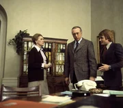 l-r: Frau Dr. Göbel (Hilde Weissner), Stephan Derrick (Horst Tappert), Harry Klein (Fritz Wepper) l-r: Frau Dr. Göbel (Hilde Weissner), Stephan Derrick (Horst Tappert), Harry Klein (Fritz Wepper)