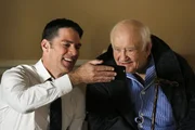 Während eine Familie aus Maryland ermordet an ihrem Esstisch aufgefunden wurde, versucht Hotch (Thomas Gibson, l.) mit seinem Schwiegervater Roy (Edward Asner, r.) Frieden zu schließen, nachdem er erfahren hat, dass dieser an Alzheimer leidet ... Während eine Familie aus Maryland ermordet an ihrem Esstisch aufgefunden wurde, versucht Hotch (Thomas Gibson, l.) mit seinem Schwiegervater Roy (Edward Asner, r.) Frieden zu schließen, nachdem er erfahren hat, dass dieser an Alzheimer leidet ...