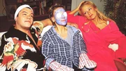 Tim (Oliver Reinhard, l.) und Elke (Jenny Elvers, r.) haben Nikola (Mariele Millowitsch) zur Entspannung eine Sch&ouml;nheitsmaske verpasst.