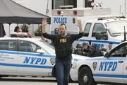 Als eine Serie von Sprengstoffanschl&auml;gen New York ersch&uuml;ttert und die Bombenleger Geiseln nehmen, wird Weller (Sullivan Stapleton, M.) als Unterh&auml;ndler eingesetzt, um weiteres Blutvergie&szlig;en zu verhindern ...