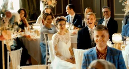 Mitte, v.li.: Jasmin (Luise Heyer), Helena (Julia Hartmann), Malte (Jakob Ge&szlig;ner).