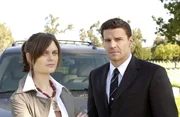(v.l.n.r.) Dr. Brennan (Emily Deschanel); Booth (David Boreanaz)