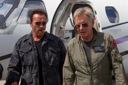 Trench (Arnold Schwarzenegger, l.); Drummer (Harrison Ford, r.)