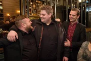 Uwe (Fabian Zahrt, l.) feiert seinen Einstand als Geschäftsführer im "Prinzipal" und Eric (Edmund Kunke, M.) will ihm und Rico (Henri Tänzer) selfbewusst beweisen, dass er als Barkeeper arbeiten kann. Uwe (Fabian Zahrt, l.) feiert seinen Einstand als Geschäftsführer im "Prinzipal" und Eric (Edmund Kunke, M.) will ihm und Rico (Henri Tänzer) selfbewusst beweisen, dass er als Barkeeper arbeiten kann.