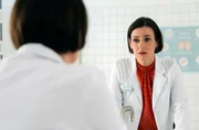 Prof. Dr. Maria Weber (Annett Renneberg) hat seit einiger Zeit mit heftigen Kopfschmerzattacken zu k&auml;mpfen. Um der Ursache auf den Grund zu gehen, hat sie sich von Dr. Lilly Phan in Bern untersuchen lassen. Nun wartet sie bang auf die Ergebnisse.