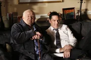 Das BAU-Team ermittelt in einem neuen Fall, während Hotch (Thomas Gibson, r.) mit seinem Schwiegervater Roy (Edward Asner, l.) Frieden schließen muss, nachdem er erfahren hat, dass dieser an Alzheimer leidet ... Das BAU-Team ermittelt in einem neuen Fall, während Hotch (Thomas Gibson, r.) mit seinem Schwiegervater Roy (Edward Asner, l.) Frieden schließen muss, nachdem er erfahren hat, dass dieser an Alzheimer leidet ...
