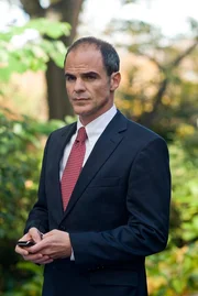 Charlie Traynor (Michael Kelly) ist als engster Berater und Vertrauter von Senatskandidaten David Norris &uuml;ber dessen Tagesplan bestens informiert. Was er nicht wei&szlig; ist, dass selbst seine Entscheidungen von einer h&ouml;heren Macht beeinflusst werden ...