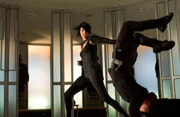 Endlich bekommt sie den Auftrag, auf den sie ihr ganzes Leben gewartet hat - die Ermordung des Alleinherrschers Trevor Goodchild: Agentin Aeon Flux (Charlize Theron) ...