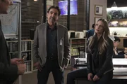 Drei Mordbeschuldigte behaupten, dass sie zur Tatzeit von einem Monster mit Krallen angegriffen wurden. JJ (AJ Cook, r.), Rossi (Joe Mantegna, l.) und das restliche Team wollen herausfinden, was dahinter steckt ...