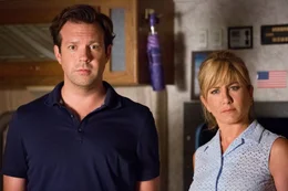 Der idiotensichere Plan ger&auml;t ins Wanken, als David (Jason Sudeikis, l.), Rose (Jennifer Aniston, r.) und die Kinder den hilfsbereiten Fitzgeralds in die H&auml;nde fallen ...
