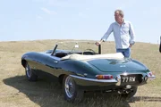 Jeremy Clarkson zelebriert den 50sten Geburtstag des Jaguar E-Type.