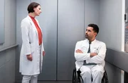 Dr. Maria Weber (Annett Renneberg) bittet Dr. Ilay Demir (Tan Caglar) nachdr&uuml;cklich, sich aus ihren Angelegenheiten herauszuhalten.
