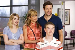 Wir sind die Millers: David (Jason Sudeikis, 2.v.r.), Rose (Jennifer Aniston, 2.v.l.), Kenny (Will Poulter, r.) und Casey (Emma Roberts, l.) ...
