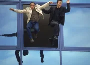 Pilot zur VII. Staffel: Alarm für Cobra 11 - Die Autobahnpolizei "Feuertaufe". Im Bild: Semir (Erdogan Atalay, li.) und Jan (Christian Oliver) retten sich durch einen lebensgefährlichen Sprung aus dem Gebäude. Pilot zur VII. Staffel: Alarm für Cobra 11 - Die Autobahnpolizei "Feuertaufe". Im Bild: Semir (Erdogan Atalay, li.) und Jan (Christian Oliver) retten sich durch einen lebensgefährlichen Sprung aus dem Gebäude.