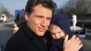 Tom (Rene Steinke) k&uuml;mmert sich um das Baby einer verletzten Autofahrerin.