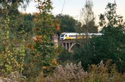 Das Bober-Viadukt kurz vor Jelenia G&oacute;ra ist eins der gro&szlig;en Eisenbahnbauwerke auf der Strecke.
