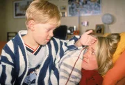 Markus (Marius Theobald) k&uuml;mmert sich r&uuml;hrend um seine kranke Mutter Rita (Gaby K&ouml;ster).