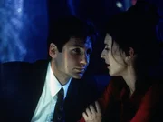 Die sch&ouml;ne Kristen (Justina Vail, r.) hat Verbindung zu den vampir&auml;hnlichen M&ouml;rdern, hinter denen Mulder (David Duchovny, l.) her ist.