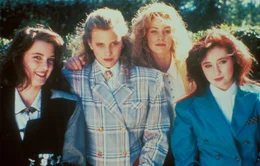Dass die drei Heathers, Heather Duke (Shannon Doherty,r.), Heather McNamara (Lisanne Falk,2.v.r.) und Heather Chandler (Kim Walker,2.v.l.), die schlimmsten Zicken auf der Highschool sind, wird Veronica (Winona Ryder) leider erst nach Aufnahme in deren Clique klar.. Lethal Attraction
