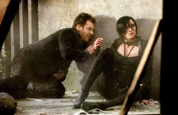 Als Aeon Flux (Charlize Theron, r.) ihrem Opfer (Marton Csokas, l.) endlich gegen&uuml;ber steht, muss sie jedoch feststellen, dass sie f&uuml;r eine Intrige missbraucht wurde, die dem Falschen ans Leder will ...