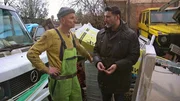Seit &uuml;ber 10 Jahren hortet Marcus (li.) Autos und Ersatzteile und schafft es nicht, sich von Dingen zu trennen. Experte S&uuml;kr&uuml; will ihm jetzt helfen, Ordnung ins Chaos zu bringen