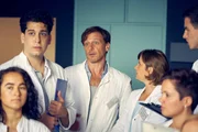 Stefan (Hendrik Duryn, Mi.) hat sich unter die jungen Assistenzärzte (David Daria und Kristina Peters) gemischt. Stefan (Hendrik Duryn, Mi.) hat sich unter die jungen Assistenzärzte (David Daria und Kristina Peters) gemischt.