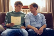 Jonas (Merlin Rose, l.) hat endlich verstanden, worum es im Leben wirklich geht. Stefan (Hendrik Duryn) ist zufrieden.