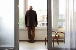 Hubert (Joost Siedhoff) hat seinen Willen bekommen und ist ins Altersheim gezogen. Doch kaum sind Stefan und Ines gegangen, bleibt er am Fenster stehen, pl&ouml;tzlich &uuml;berw&auml;ltigt von Schmerz ...