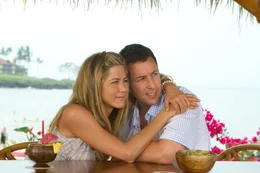 Schlechtes Timing: Als sich Danny (Adam Sandler, r.) und Katherine (Jennifer Aniston, l.) langsam n&auml;her kommen, l&auml;sst Palmer anfragen, wann Danny sie heiraten m&ouml;chte ...