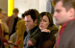 Eigentlich sollte die Top-Agentin der Aufst&auml;ndischen, Aeon Flux (Charlize Theron, M.), den Herrscher des Goodchild-Regimes, Trevor Goodchild (Marton Csokas, l.), ermorden, doch dann erkennt sie, dass sie einem infamen Spiel aufgesessen ist ...