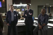 Drei Mordbeschuldigte behaupten, dass sie zur Tatzeit von einem Monster mit Krallen angegriffen wurden. Das Team um Hotch (Thomas Gibson, M.), Rossi (Joe Mantegna, l.) und Derek (Shemar Moore, r.) macht sich auf die Suche nach einem Unbekannten, der ihre Gedanken manipuliert haben k&ouml;nnte ...