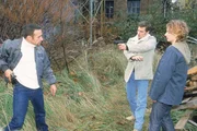 Semir (Erdogan Atalay) wird von Max (Marc Richter) mit der Waffe bedroht; Rita (Christina Große) beobachtet die Szene. Semir (Erdogan Atalay) wird von Max (Marc Richter) mit der Waffe bedroht; Rita (Christina Große) beobachtet die Szene.
