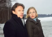 Kampen (Axel Pape) und Svenja (Li Hagman) k&ouml;nnen sich nicht vorstellen, wer ein so schreckliches Verbrechen an einem Kind begeht.