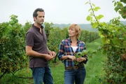 Gespr&auml;ch im Weinberg: Martin Rapold als Jake Carlyle, Gesine Cukrowski als Nel Innes