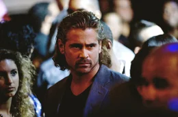 Der Auftrag der beiden Drogenfahnder "Sonny" Crockett (Colin Farrell, M.) und Ricardo Tubbs l&auml;uft aus dem Ruder, als sich Crockett mit der Frau eines Waffen- und Drogenkuriers einl&auml;sst ...