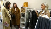 V.l.: Shoppingbegleitung Lara, Kandidatin Fabia und Verk&auml;uferin.