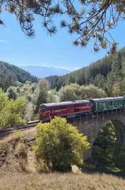 Die Rhodopenbahn ist die letzte Schmalspurbahn Bulgariens. Sie f&uuml;hrt von Septemwri bis Dobrinischte und verbindet nicht nur Orte, sondern auch Menschen.