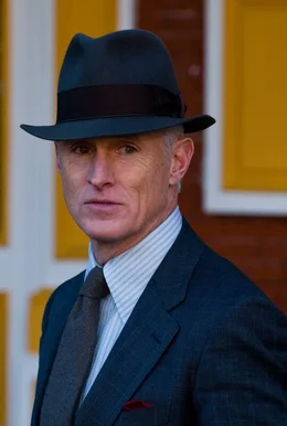 Richardson (John Slattery) geht nicht ohne Hut aus dem Haus. Nicht weil er es f&uuml;r eine Kleiderordnung h&auml;lt, sondern weil ihm der Hut &uuml;bernat&uuml;rliche Kr&auml;fte verleiht. Dies braucht er, um seine Sch&uuml;tzlinge stets auf dem "richtigen" Weg zu halten ...