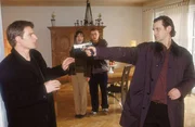 Tom (Ren&eacute; Steinke, li.) platzt in einen Familienstreit der Freeses. Marcel (Max Riemelt, 2.v.li.) und Isabelle (Marion Mitterhammer) geraten in Panik, als Werner Freese (Ingo Naujoks, re.) die Waffe auf Tom richtet.