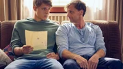 Jonas (Merlin Rose, l.) hat endlich verstanden, worum es im Leben wirklich geht. Stefan (Hendrik Duryn) ist zufrieden.
