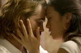Ausgerechnet Isabella (Gong Li, r.), die Geliebte des Drogenbosses Montoya, l&auml;sst "Sonny" Crocketts (Colin Farrell, l.) Herz h&ouml;her schlagen ...