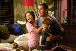 Als sich Danny (Adam Sandler, M.) immer weiter in seinen L&uuml;gen verstrickt, muss er auch Katherines Kinder Maggie (Bailee Madison, l.) und Michael (Griffin Gluck, r.) bitten, ihm zu helfen. Doch diese tun dies nur unter der Bedingung, dass sie alle gemeinsam einen Urlaub auf Hawaii verbringen ...