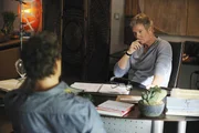 Jim (Matt Passmore, R&uuml;ckansicht) erhofft sich von Professor Landers (William Moses) Informationen &uuml;ber die Doktorandin Ashley Carter, die eine Aff&auml;re mit dem Opfer hatte.