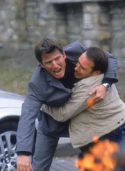 Tom (Ren&eacute; Steinke, l.) wird Zeuge, wie seine gro&szlig;e Liebe Elena durch eine Autobombe die f&uuml;r ihn bestimmt war, get&ouml;tet wird. Semir (Erdogan Atalay) versucht ihn von den Flammen fern zu halten.